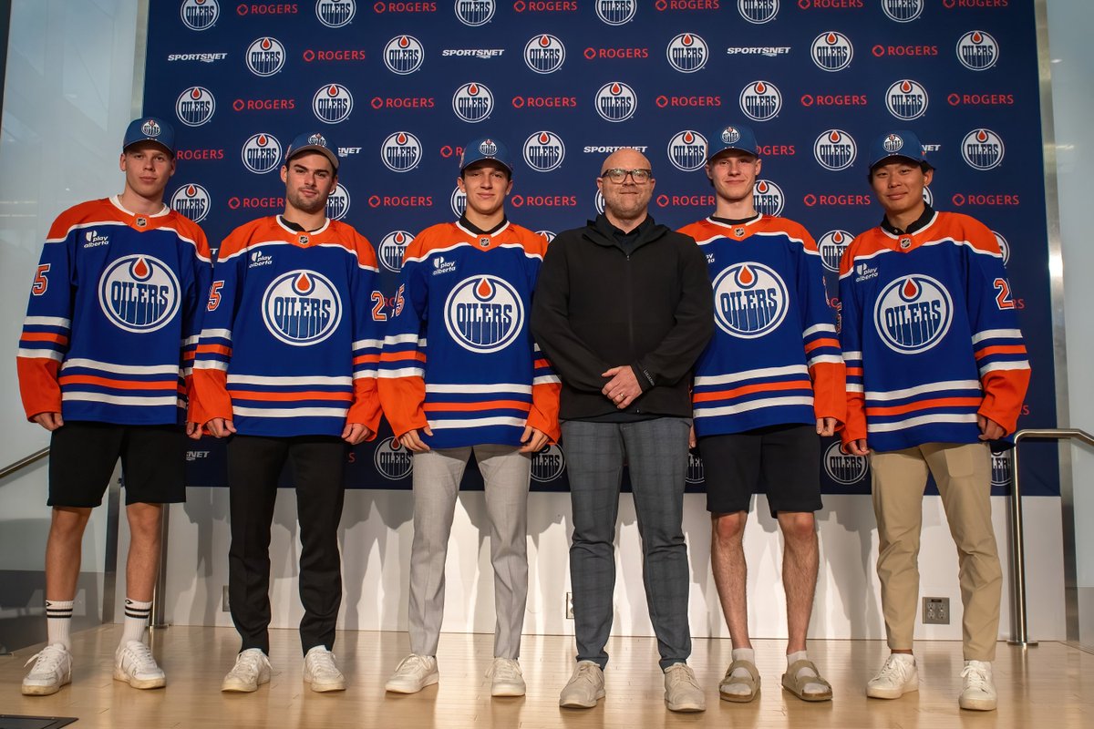 #Oilers 2025 draft picks David Lewandowski, Asher Barnett, Tommy Lafreniere, Daniel Salonen &amp; Aidan Park received their jersey &amp; hat from GM Stan Bowman during Development Camp earlier this week. 🔵🟠