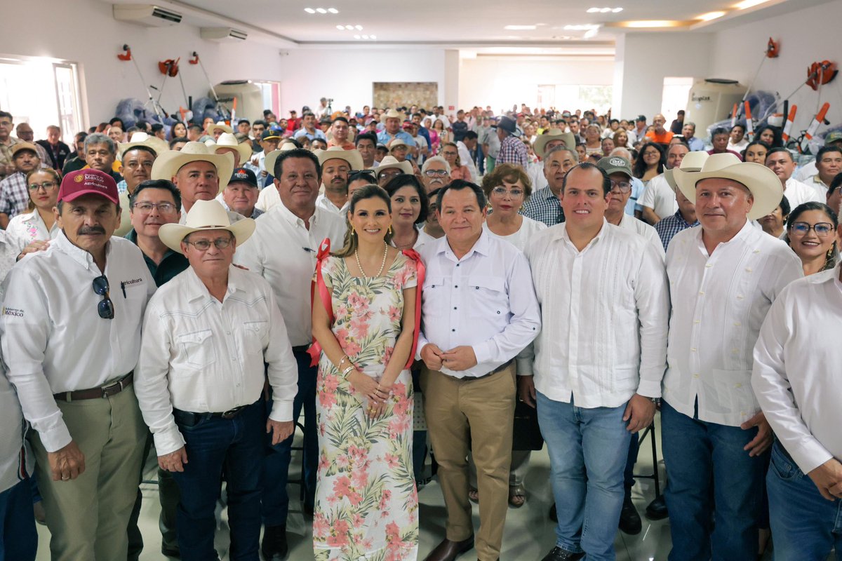carlosberlinm's tweet image. ¡Los apoyos al campo ya son una realidad!
Tuve el honor de acompañar al Gobernador @huachodiazmena en una importante gira de trabajo, visitando UGRY Mérida, UGROY Tizimín y Temozón, donde reafirmamos nuestro compromiso con las mujeres y hombres que trabajan el campo yucateco.…