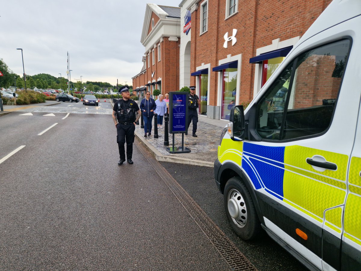 👮‍♂️📚 Team 2 out with Teachers on Patrol this evening, tackling youth ASB head-on across Cannock. Great partnership, real impact—keeping our streets safer and building trust with young people. 🤝 #CannockNPT #TeachersOnPatrol #SaferTogether #ASBAction