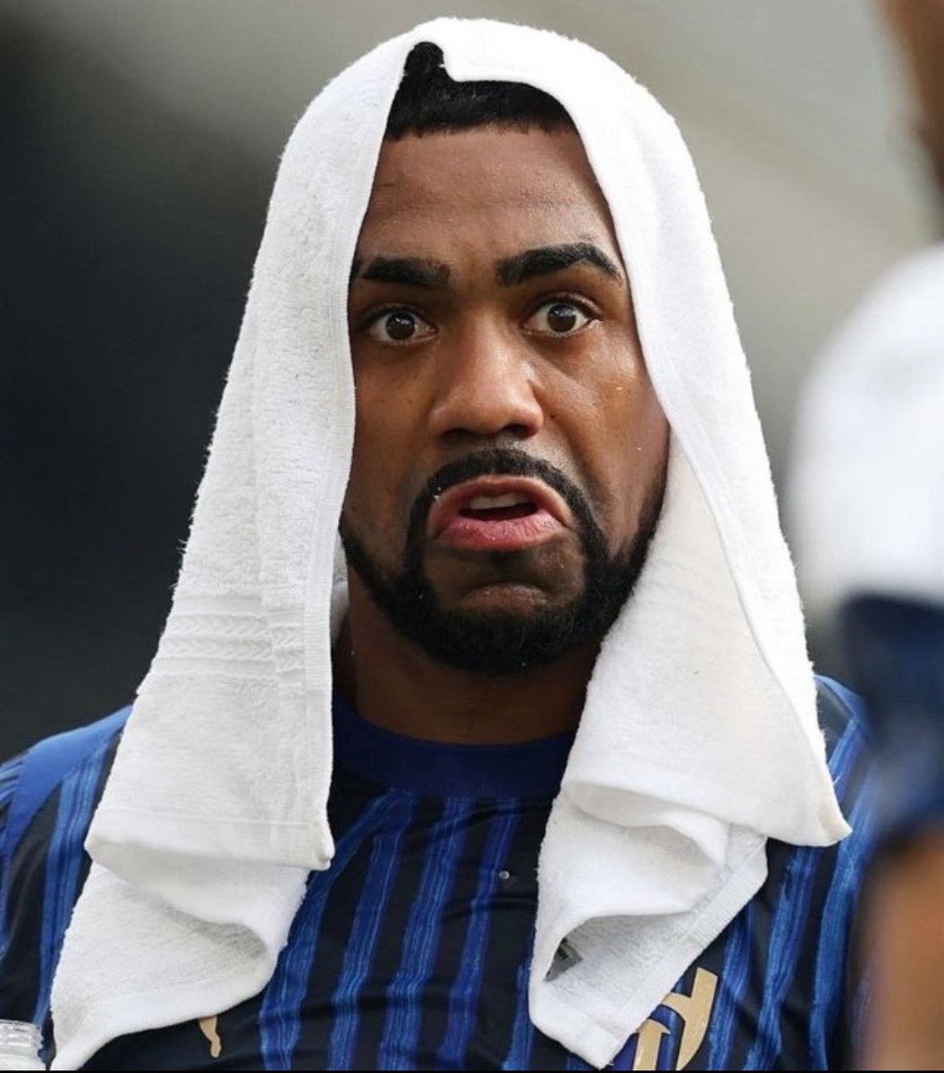iAbudT's tweet photo. جالس احاول اتجاهل مقطع مالكوم مع المشجع الهلالي بأي طريقة 

اللاعب هذا قليل حياء و فوق مستواه القبيح الا ان مشاكله و تصرفاته القذره مع الجمهور ما تخلص

لاعب عقليته عقلية شوارع جلوسه في الهلال دقيقه وحده كارثه

كل مباراه يطلع يصايح و يهاوش الجمهور بالمدرجات وليته على مستوى زين بعد https://t.co/P9Qj9CfNdY