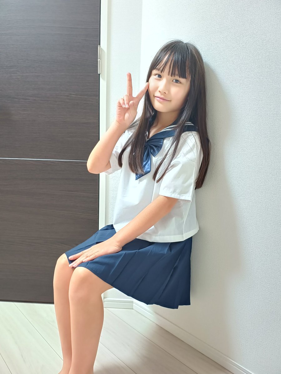 おはよう！空気椅子だよ✨　制服姿似合ってるかなっ☺️？　　今日のライブの衣装だよ✨