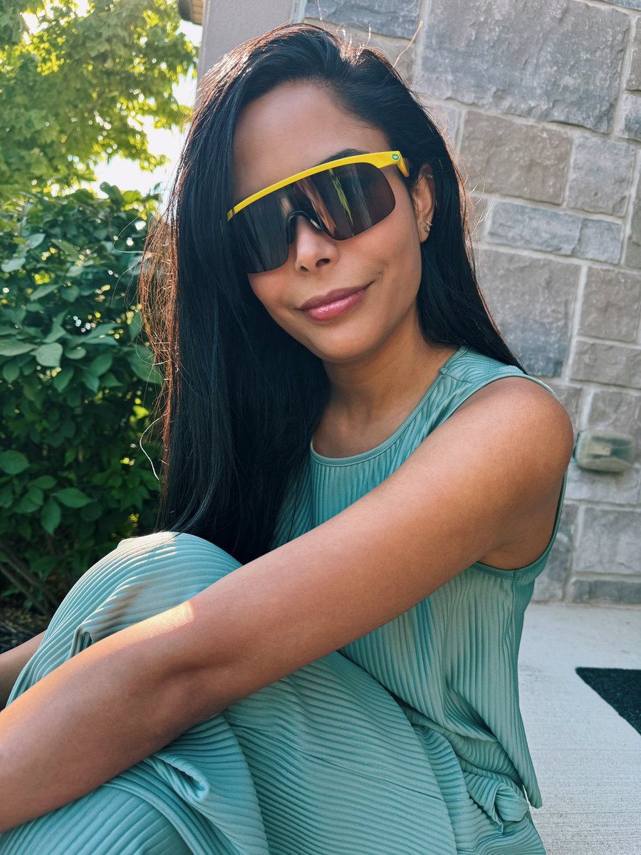GOING LIVE to show off my <a href="/oakley/">Oakley</a> sunglasses, just in time for summer 😎🏖️ #ad
twitch.tv/chica