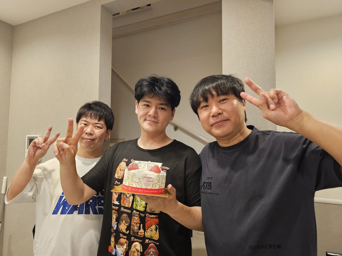 다음주가 생일이지만  깜짝 놀라게  생일을 챙겨주신 홈스형   혼또니 아리가또~😍