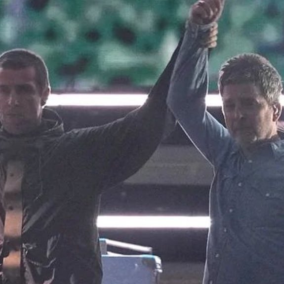 eycteann's tweet image. Empezó el show: Noel lloraba. 
Terminó el show: Noel lloraba.
Tengo cositas de Noel.