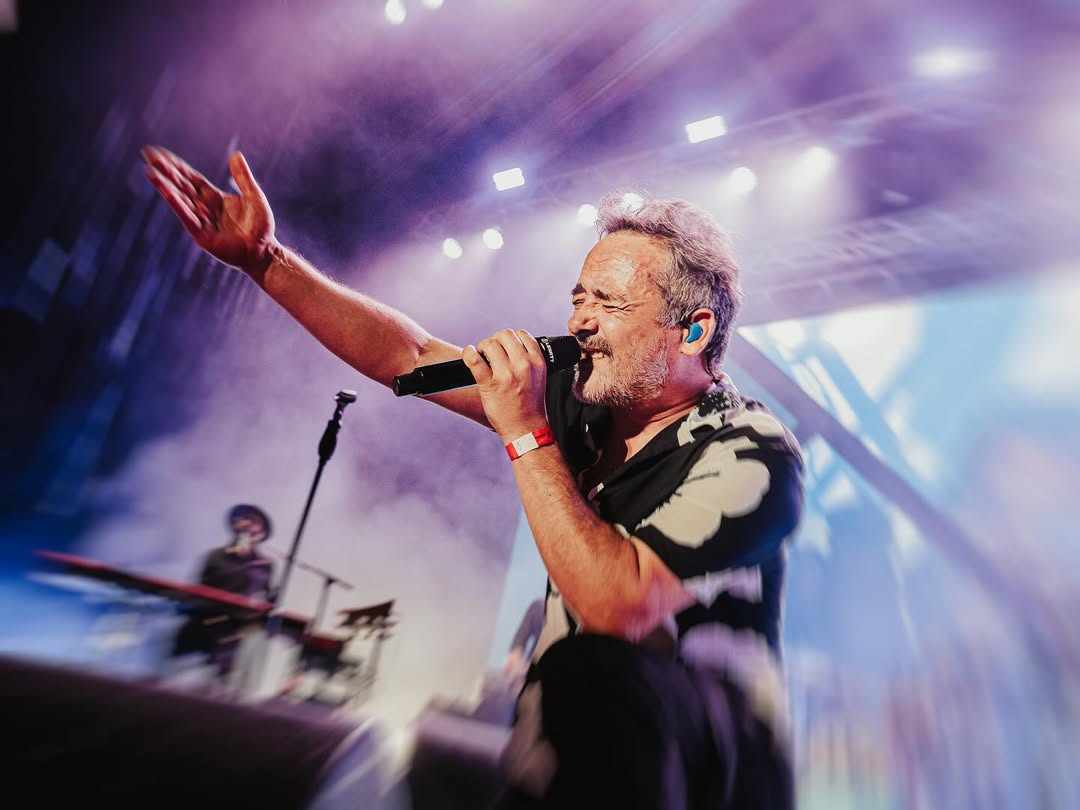 Os <a href="/loveoflesbian/">Love of Lesbian</a> levantando ao público en #PortAmerica ❤️‍🔥