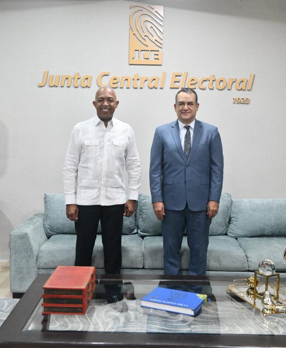 El #PdteJCE, Román Jáquez Liranzo (<a href="/RomnJquez/">Román Andrés Jáquez Liranzo</a>), recibió este viernes una visita de cortesía del consul dominicano en New Jersey, Bertico Santana (<a href="/BERTICOSANTANA/">BERTICO SANTANA</a>), donde intercambiaron impresiones sobre la comunidad dominicana en el exterior y sobre los servicios que ofrece la