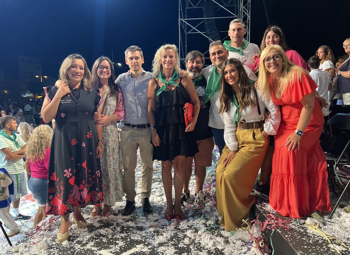 📸 El portavoz parlamentario socialista @marioreocin y la secretaria general de la agrupación de Santoña, Carmen González, han acompañado a la alcaldesa De Castro Urdiales, @HerranSusana , durante las celebraciones del Coso Blanco. 

¡Feliz Semana Grande a todos y todas!
