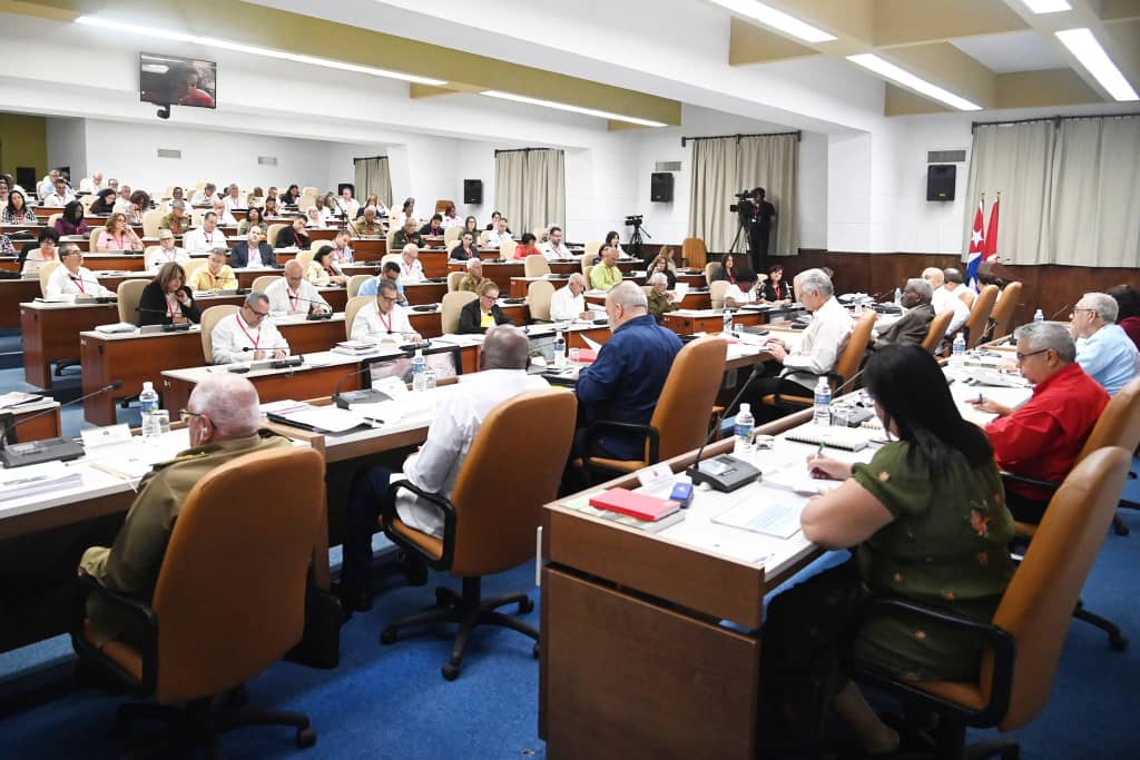 DME1roEnero's tweet photo. La realización del X Pleno del Comité Central del PCC es garantía de la continuidad de la Revolución y de la unidad de los cubanos en torno al proyecto revolucionario y socialista #LaLuchaNoHaCesado #CiegoEn26 #1roDeEneroDeVictorias @CalderonPineiro @MtnezIc @yamila_padron https://t.co/biArYYBjJN
