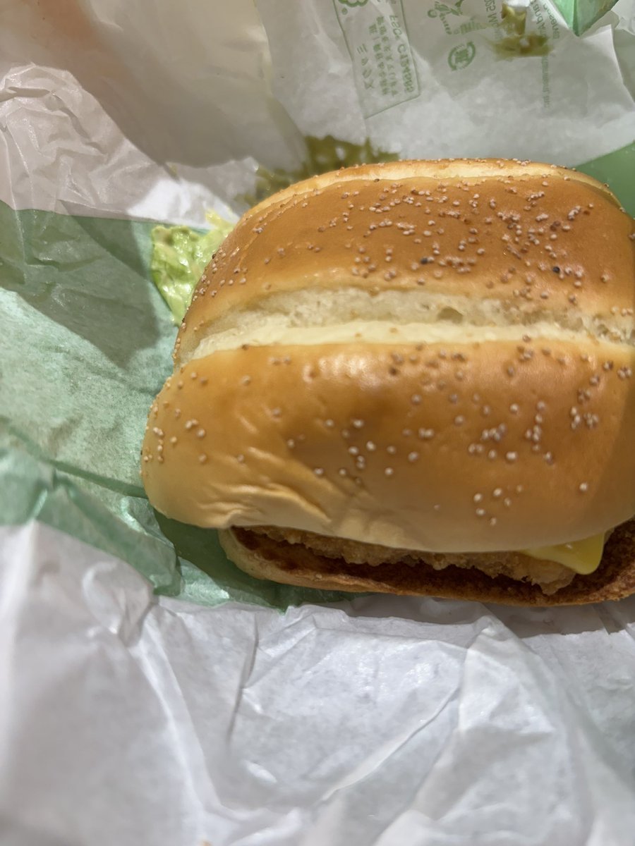 p9c9q's tweet photo. 先日、食べましたがソースがピリ辛で美味しかったです。少し小さめなのが残念でしたが、🍟があればお腹いっぱい😄
また食べたい(ﾟｰ,ﾟ*)ｼﾞｭﾙﾙﾙ #今日はジュラシックワール土曜日 https://t.co/hQPgFRbIl2