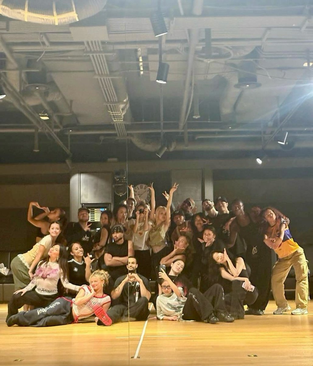 YG Facts (@ygfacts_sprt) on Twitter photo DEADLINE 시작! 🖤🩷
Today, BLACKPINK marks their full group comeback with 'JUMP' and World Tour kick-off at the DEADLINE in Goyang!
All the best to the members and all staff. Hoping for a safe and successful 2-day concert.
#BLACKPINK #블랙핑크 <a href="/BLACKPINK/">BLACKPINKOFFICIAL</a> DEADLINE 시작! 🖤🩷
Today, BLACKPINK marks their full group comeback with 'JUMP' and World Tour kick-off at the DEADLINE in Goyang!
All the best to the members and all staff. Hoping for a safe and successful 2-day concert.
#BLACKPINK #블랙핑크 <a href="/BLACKPINK/">BLACKPINKOFFICIAL</a>