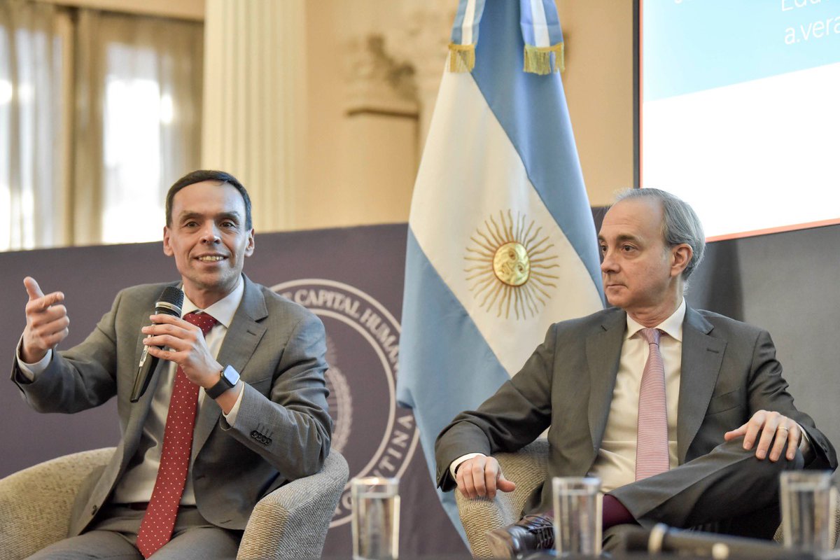 UNESCOSantiago's tweet photo. La #UNESCO, a través del Laboratorio #LLECE, presentó en Argentina 🇦🇷 los resultados del #ERCE Pospandemia, que en 2023 evaluó los aprendizajes y el bienestar de estudiantes de primaria. 

📚 ERCE Pospandemia es una medición clave para acompañar a los países con evidencia 📊 https://t.co/E24ZOBTlr1