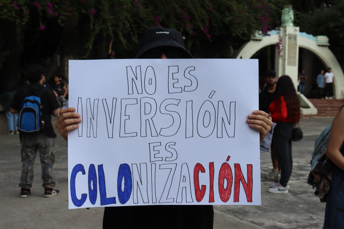 Somoselmedio's tweet photo. Con carteles y consignas, vecinas, vecinos y habitantes se manifiestan contra la gentrificación en el Parque México, #CDMX.

Denuncian el aumento de rentas y el desplazamiento de comunidades originarias. La protesta busca visibilizar el impacto social de la gentrificación en la ciudad.

#AntiGentrificación #ParqueMéxico    📸 @Afra_Eyra / Esmeralda Reyes