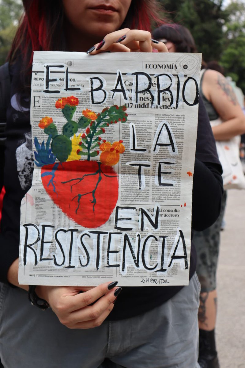 Somoselmedio's tweet photo. Con carteles y consignas, vecinas, vecinos y habitantes se manifiestan contra la gentrificación en el Parque México, #CDMX.

Denuncian el aumento de rentas y el desplazamiento de comunidades originarias. La protesta busca visibilizar el impacto social de la gentrificación en la ciudad.

#AntiGentrificación #ParqueMéxico    📸 @Afra_Eyra / Esmeralda Reyes