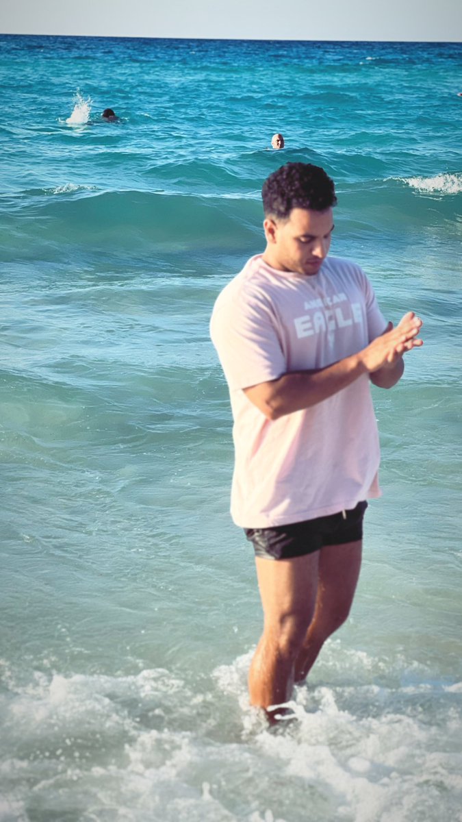 لا تقترب كثيرا البعض أجمل من بعيد
لقد علمتنا الكتابة أن نترك مسافة
بين الكلمة والكلمة لكي يفهم
الآخرون ما نكتب
وعلمتنا حركة المرور أن نترك مسافة
أيضا بيننا وبين السيارة التي أمامنا
حتى لا نصطدم بها وكذلك علمتنا
حركة الحياة أن نترك مسافة بيننا
وبين الآخرين حتى لانتصادم معهم