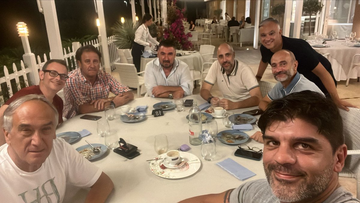 Gran cena de contertulios. Gran temporada.
Futbol, amistad, vida!

Granell Gil, <a href="/NachoSanahuja/">Nacho de Sanahuja</a>, <a href="/EmilioIsierte/">emilio isierte</a>, <a href="/tonicacheiro/">Toni Cacheiro</a>, Santi Parra, <a href="/AurelioSantos99/">Aurelio Santos</a>