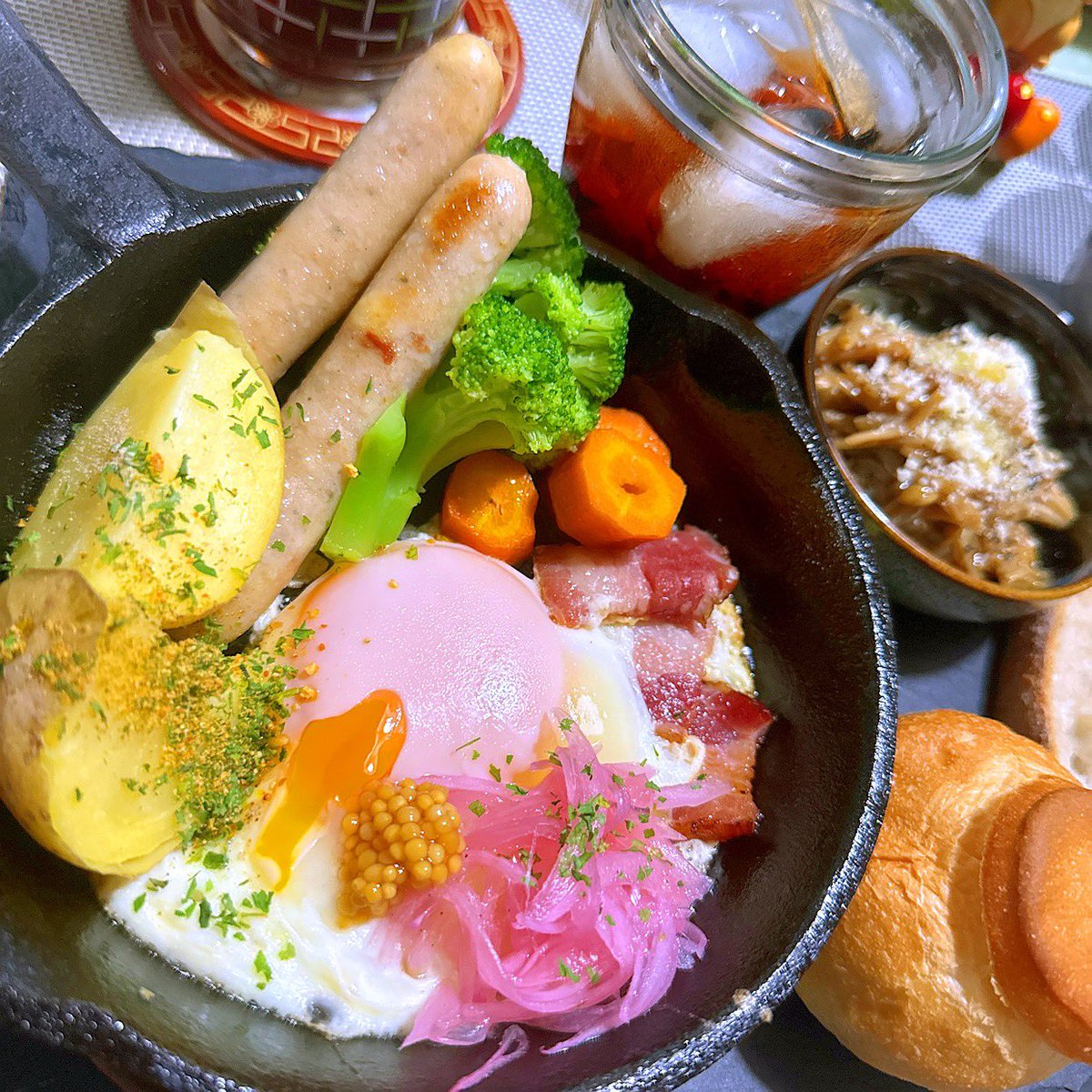 kyoyasaga's tweet photo. あぶ刑事→薬屋のひとりごとハシゴしてごろ寝→寝落ち💦
 #題名のない音楽会 録画鑑賞しながら #朝ごはん 食べましょ🎶
 #燻や🥓トマトウィンナーdeスキレットベーコンエッグ🍳なめ茸黒胡椒オリーブ油チーズ和え #Panlab パン🥖ごろグラいちごづくし🍓 #さんざし王国 さんざしジュース
癒しの歌声✨ https://t.co/uOpjy5TNRC