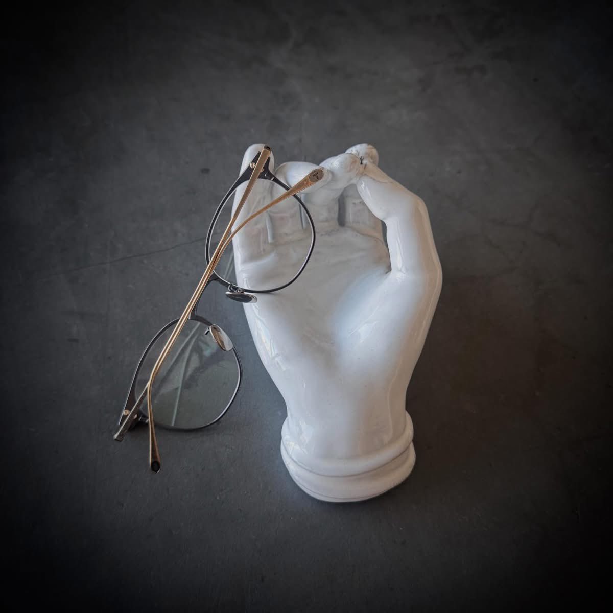 TAYLOR WITH RESPECT
auth
col.06. Damaged Navy Mat
size. 49□20-144
material.titanium/βtitanium
made in japan
price.¥50,000（in tax）

広めの天地に仕上げたフロントレンズシェイプは、チタン材から何工程もの冷間鍛造を行い製造されております。