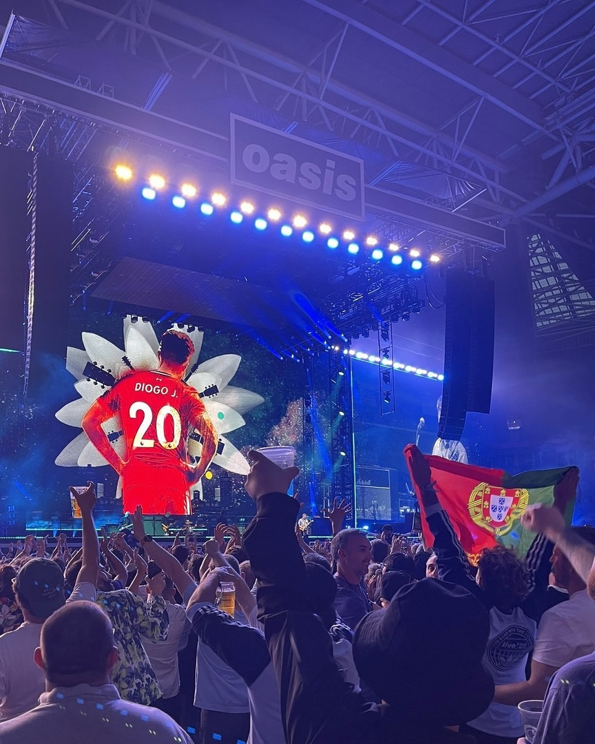 🥲 Oasis le dedicó un homenaje a Diogo Jota durante "Live Forever"