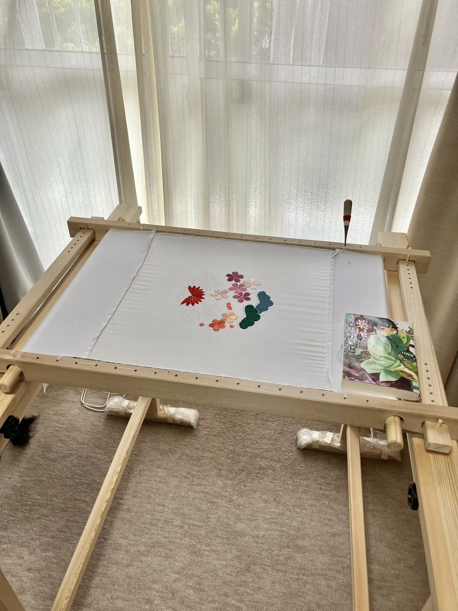 最近、日本刺繍を始めました。めっちゃ難しい…。刺繍台すごく大きいの。比較に文庫本置いてみた。
いつか薬屋モチーフのオリジナル刺繍とかできたらいいな〜（たぶん遠い将来）