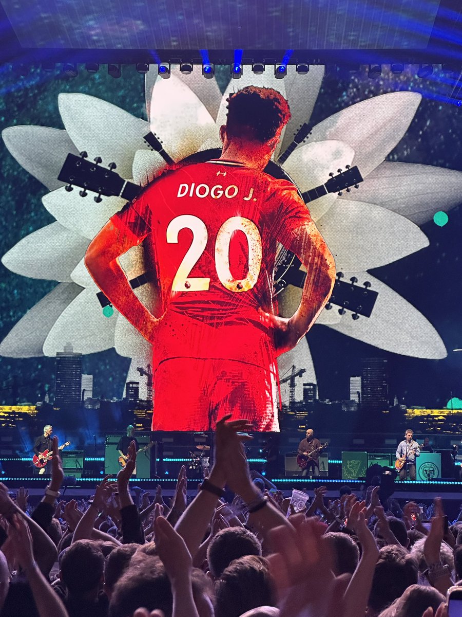 Impressive and heartbreaking tribute. #oasis #cardiff #LiverpoolFC  #DiogoJotaRIP