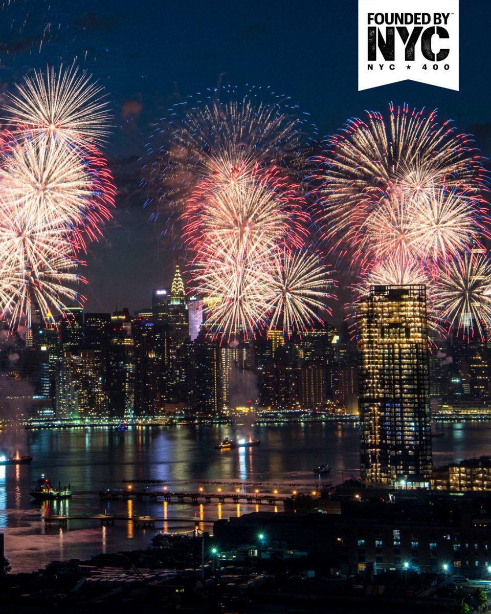 Nothing says Fourth of July like fireworks over the NYC skyline! 🌃✨ This year, <a href="/Macys/">Macy's</a>’ annual show returns to the East River, commemorating the 400th anniversary of New York City.

Learn more: nyctourism.com/articles/where…
📷: Julienne Schaer / NYC Tourism