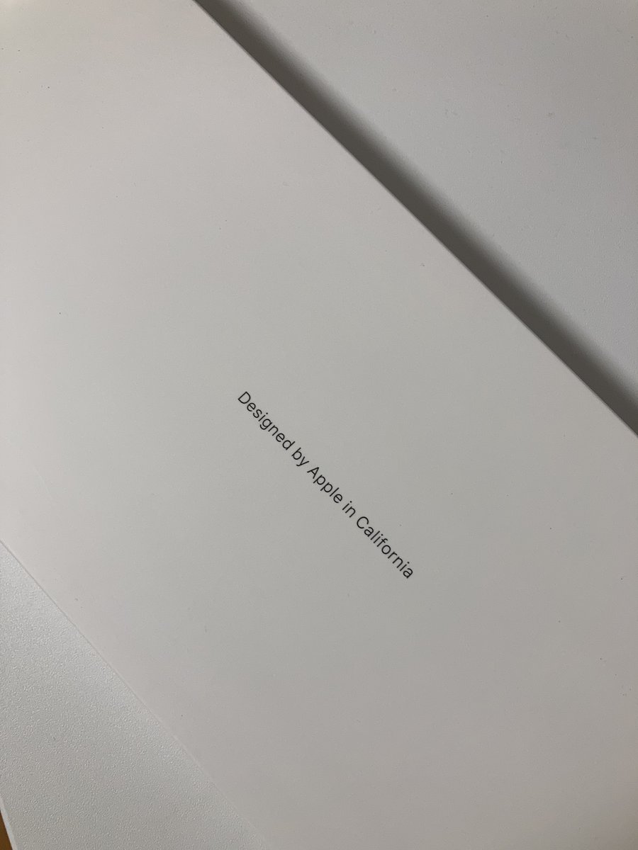 takamizu56's tweet image. お仕事でお世話になっている方が事務所移転するとのことで、ほぼ未使用品のLightning充電式のApple Magic Keyboardを頂きました。さらに電池式も。#apple #imac #MagicKeyboard