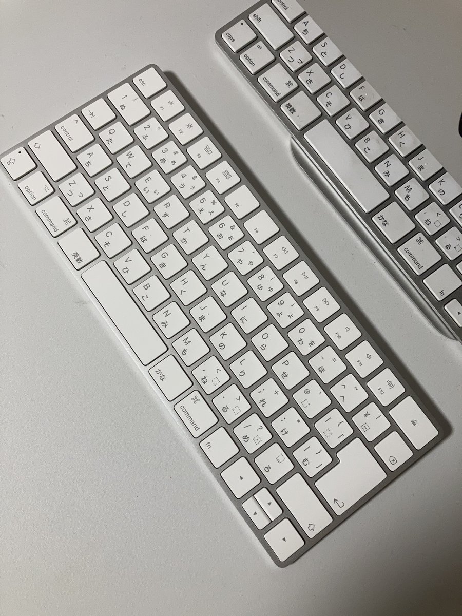 takamizu56's tweet image. お仕事でお世話になっている方が事務所移転するとのことで、ほぼ未使用品のLightning充電式のApple Magic Keyboardを頂きました。さらに電池式も。#apple #imac #MagicKeyboard