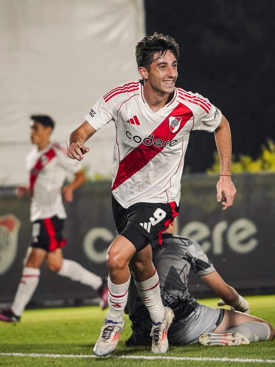 🤯🇦🇷 Bautista Dadín firmó su primer contrato con River, con una CLÁUSULA DE ¡100M€!

19 años, es uno de los goleadores de la Reserva en 2025, y tendrá la cláusula MÁS ALTA EN LA HISTORIA DEL FÚTBOL ARGENTINO. 💰

Vía <a href="/GermanBalcarce/">Germán Balcarce</a>.
