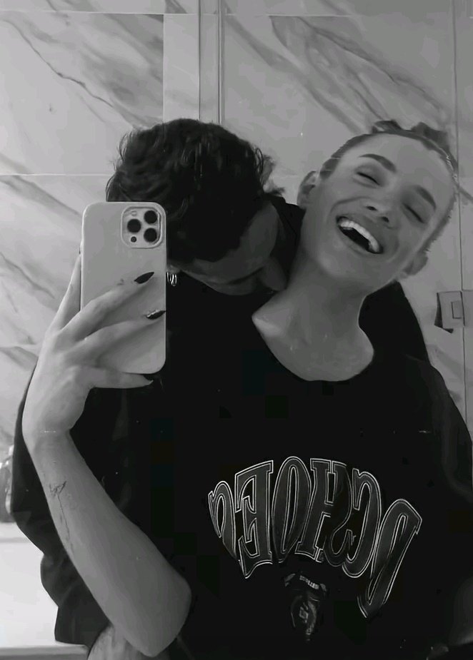 nadie está obligado a quedarse donde no es feliz, los hijos no son un contrato para jurar amor eterno, si no funcionó cada uno rehace su vida, los dos lo hicieron a la par, sin engaño, la mina lleva 2 relaciones mas y va 3 años conviviendo con otro futbolista, superen