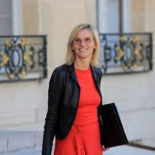 Alors qu’<a href="/AgnesRunacher/">Agnès Pannier-Runacher 🇫🇷🇪🇺</a> promeut les éoliennes, les voitures électriques, et les restrictions énergétiques, elle est au cœur d’un réseau familial qui a prospéré sur le pétrole offshore, via des circuits fiscaux opaques.
Son profil incarne parfaitement la technocratie macroniste :