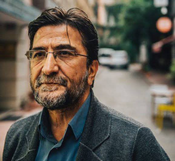 #NihatGenç “Dost bi-perva felek bî-rahm devrân bî-sükûn
Dert çok hem-derd yok düşman kavī tāli zebûn.” Fuzuli