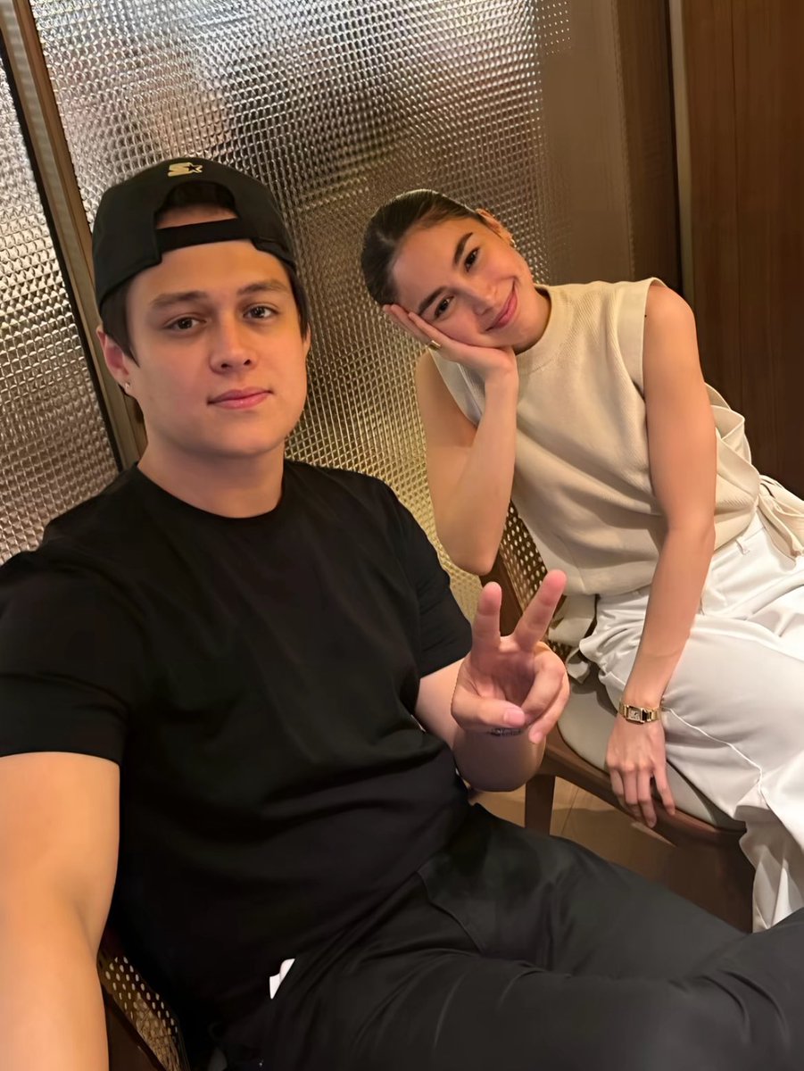JULIA AND QUEN REUNION PROJECT IN THE WORKS? #QuenLia 

LOOK: Enrique Gil and Julia Barretto were seen in a meeting with acclaimed filmmakers Dan Villegas and Antonette Jadaone. The two actors worked together before on the Kapamilya drama series Mirabella in 2014.

(📸: