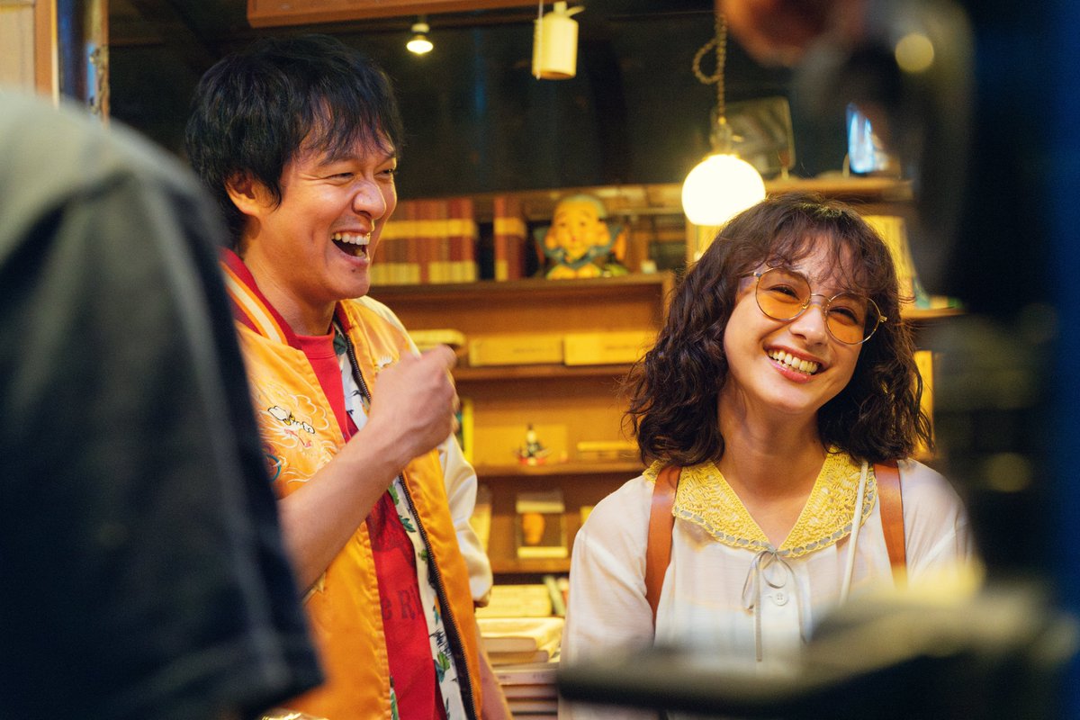 【新ドラマ『FOGDOG #フォグドッグ』📸オフショット公開】
ニコやかに談笑中のキリ🐕🕶️と猿渡🐒🧡
奥では福助さんも見守ってる…!?
縁起がよろしいようで🙏📚

7/21（月祝）深夜1:29スタート！📺
TVerでお気に入り登録👉 tver.jp/series/srlhm3i…
#平祐奈 #丸山隆平