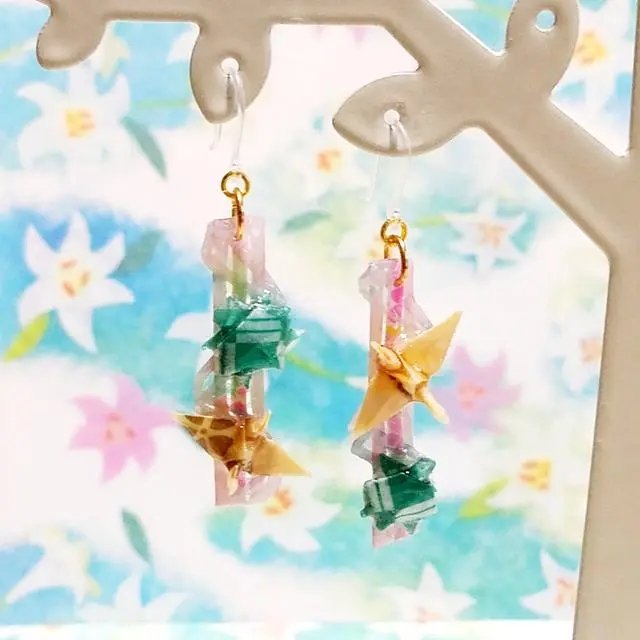 jchocola1's tweet photo. 和紙・折り紙のピアス　短冊に願いを込めて #minne 
https://t.co/FAXqJ7WqVz
はじめてお気に入り登録されました #minne_fav 
#お気に入り 
ありがとうございます
嬉しいです(*^▽^)/★*☆♪
#和紙と折り紙のピアス #和紙 #折り紙

▼コチラも是非▼
J-CHOCOLA'S GALLERY https://t.co/P4rRCjrJg8 https://t.co/kmNQjtiX2L