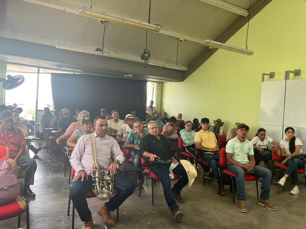 Hoy en el Convenio con Fondo Colombia en Paz y la Asociación de productores agropecuarios de remedios - ASPAREM, desarrollamos socialización y firma de acuerdos con las familias que le apuestan al cuidado de la naturaleza🌱. 

🙌🏽49 beneficiarios se comprometen con el Pago por