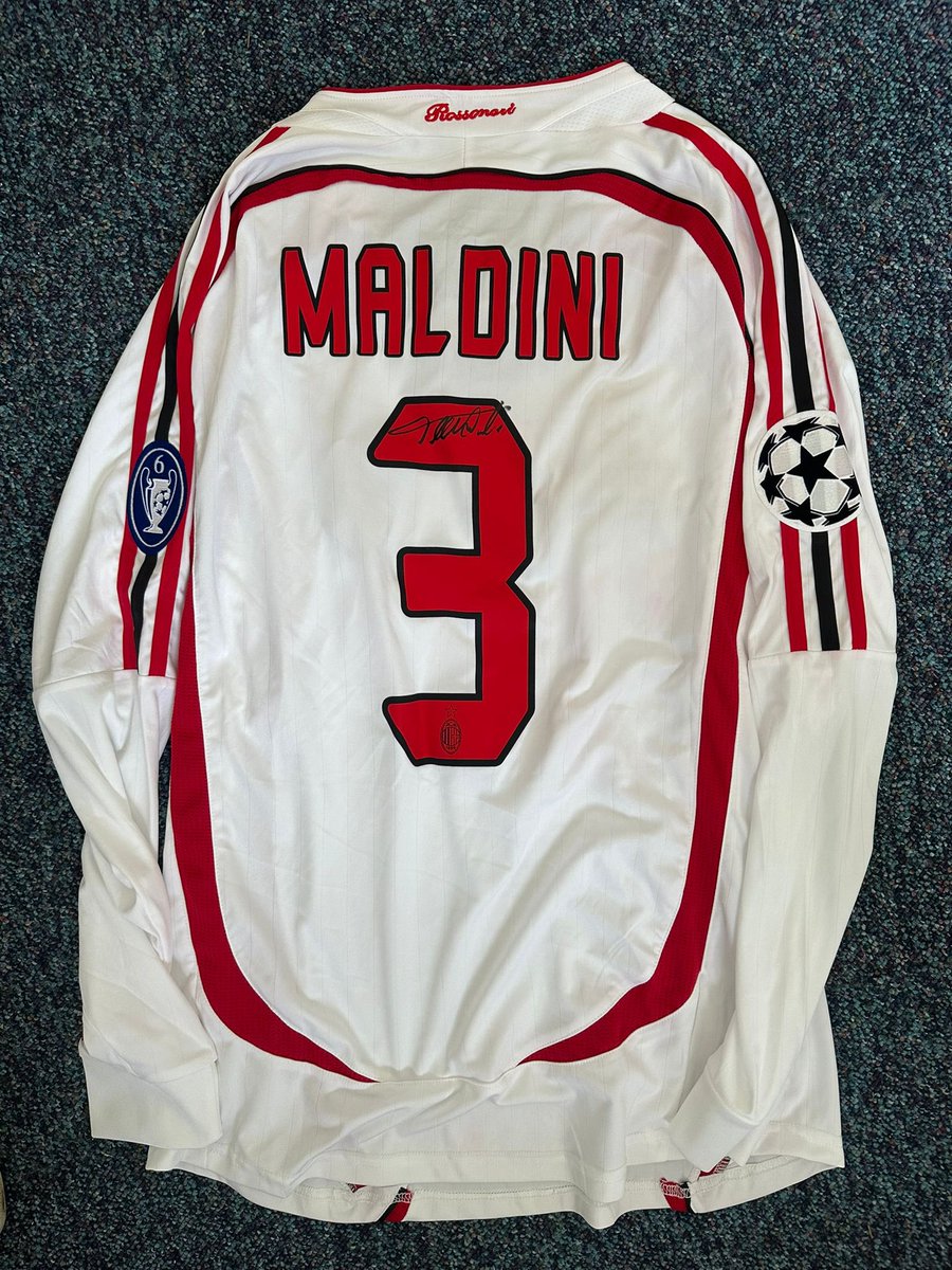Signed AC Milan shirts with Certificate of Authenticity ✍️

Can be framed with any 2 photos of your own choice and name plaque 🖼️