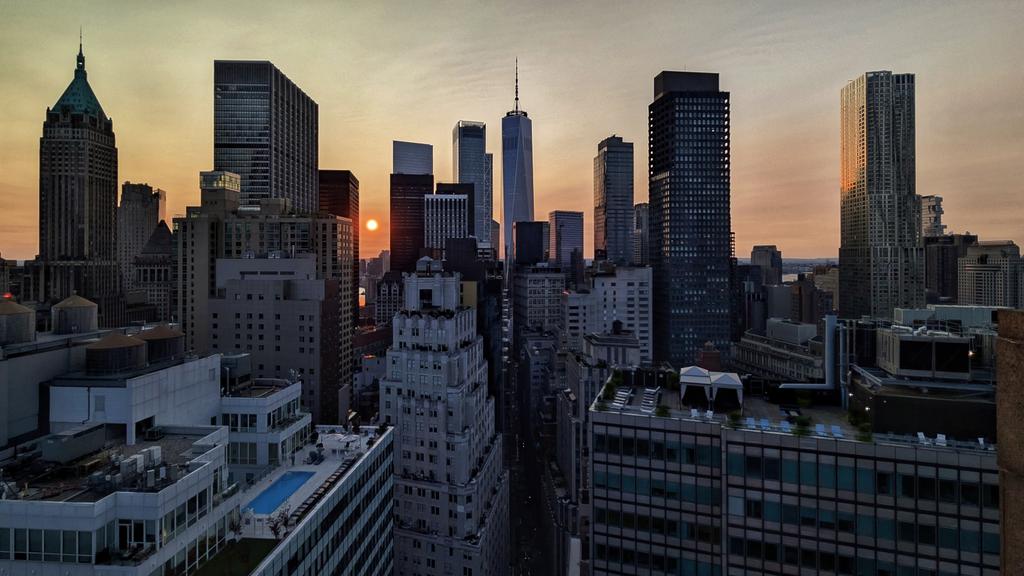 4th of July sunset behind lower Manhattan and One World Trade Center in New York City, Friday evening #nyc #newyork #newyorkcity #sunset #4thofJuly