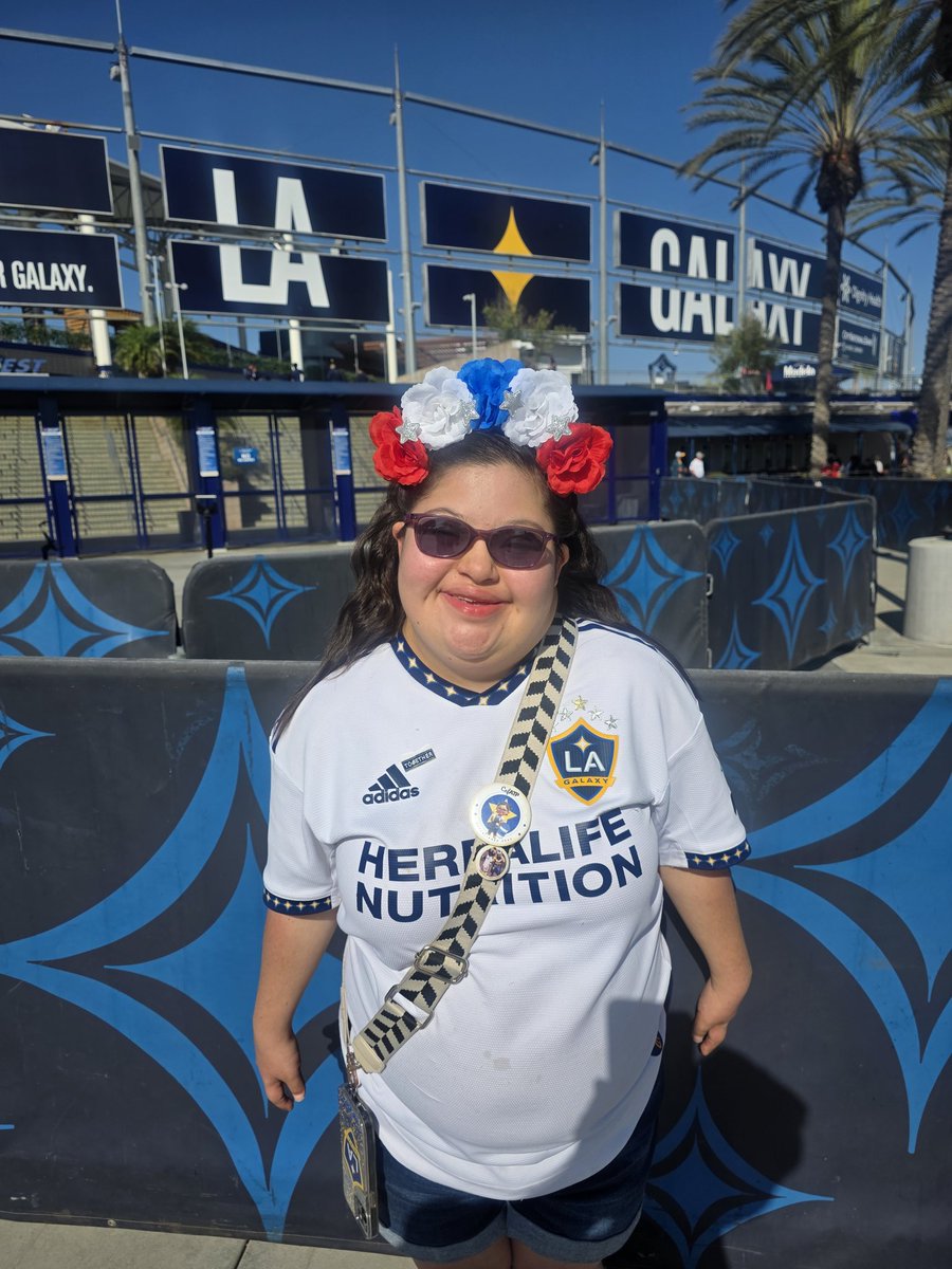 Happy 4th <a href="/LAGalaxy/">LA Galaxy</a> family! We're here for a win &amp; to celebrate uncle's birthday. Emma is wishing for a Novak jersey for her &amp; <a href="/josephpaintsil_/">Joseph Paintsil</a> jersey for uncle. Always wishing you the best <a href="/JoveljicDejan/">Dejan Joveljić</a> !