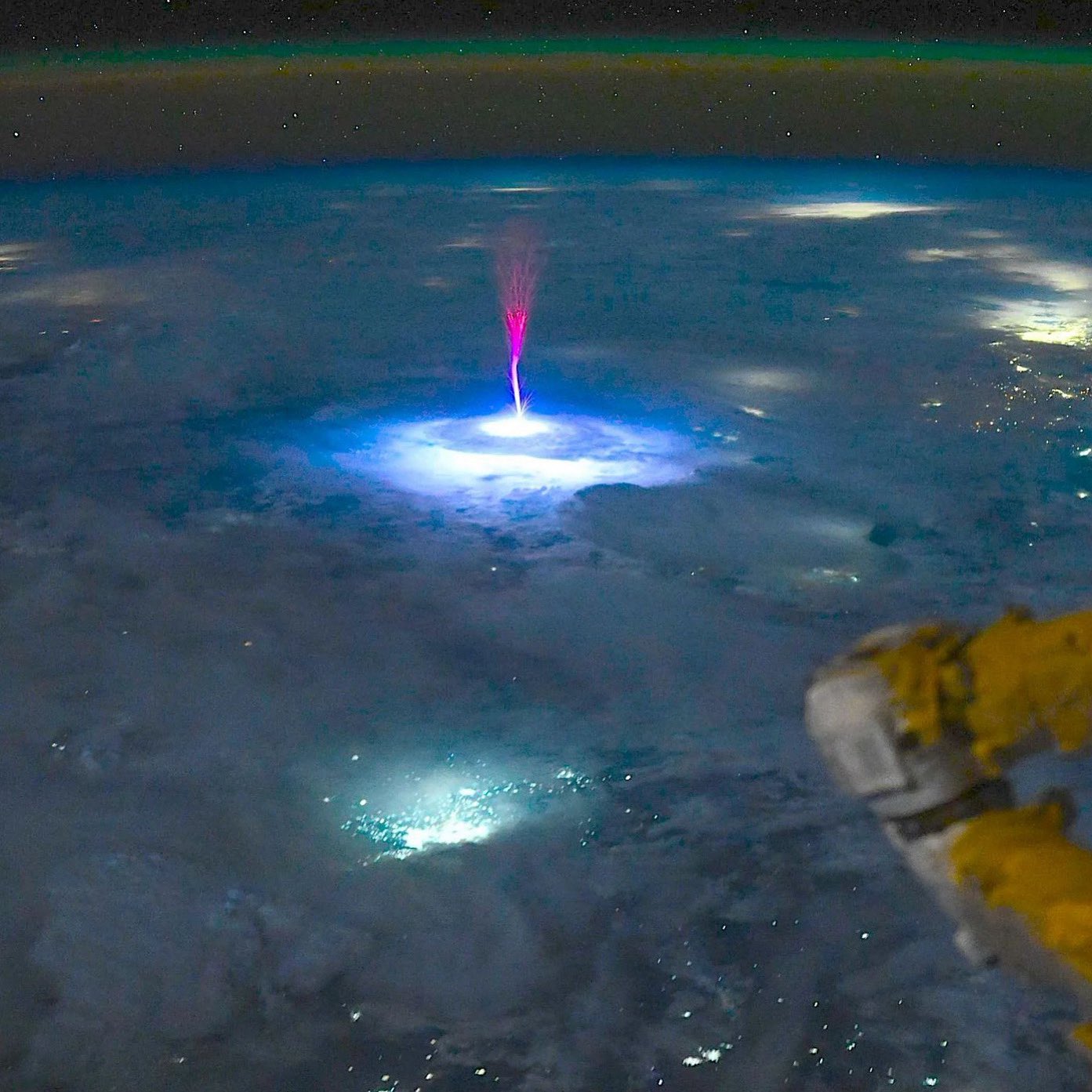 Tim Kennedy on X: "NASA Astronaut on ISS caught this sprite over the U.S. this morning. Even nature knew it was the Fourth of July. https://t.co/Kn1gDHAcgT" / X