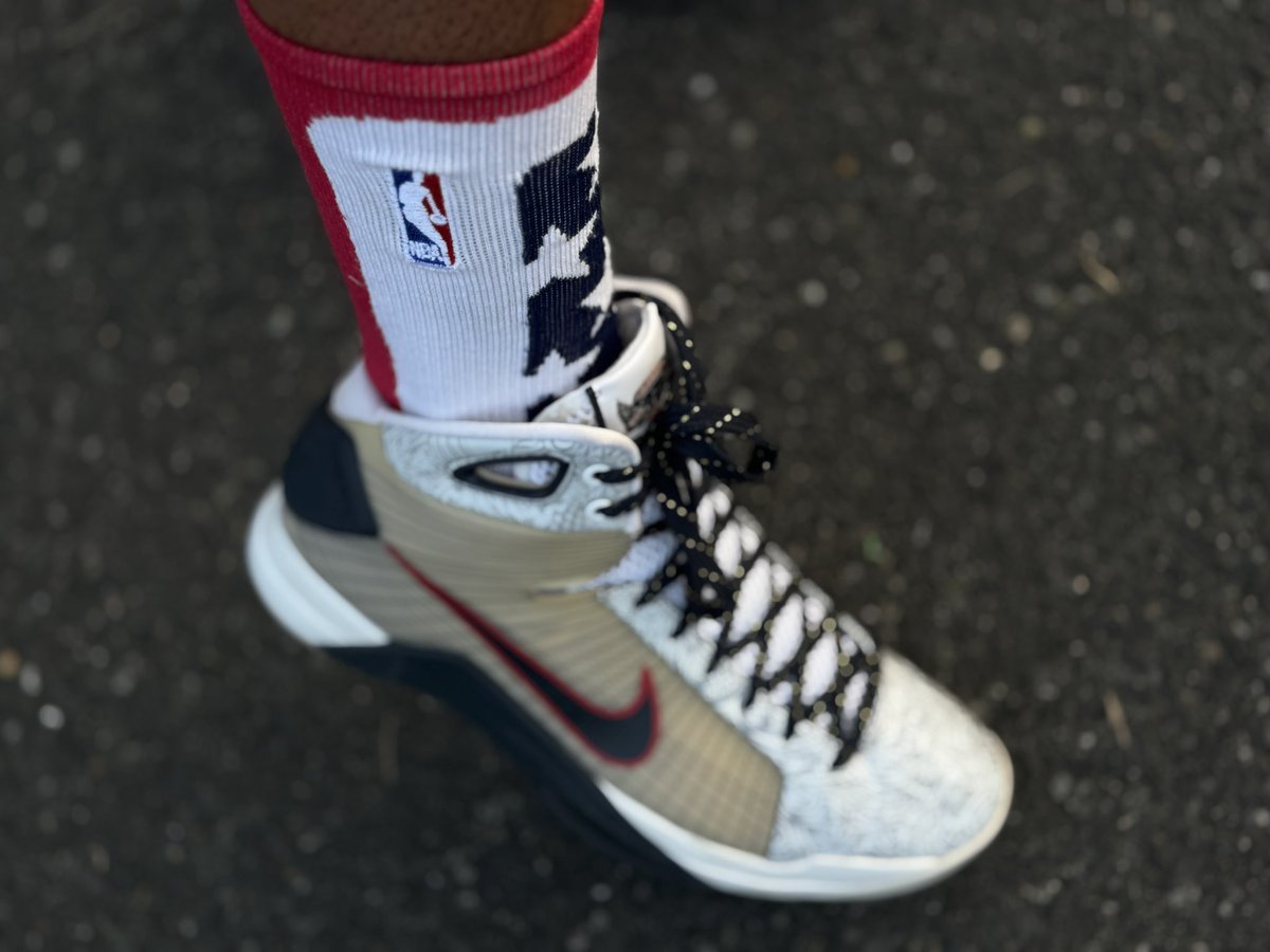 Socks order than the sneakers lol

<a href="/Nike/">Nike</a> <a href="/nikebasketball/">Nike Basketball</a> 

#nike #kobe