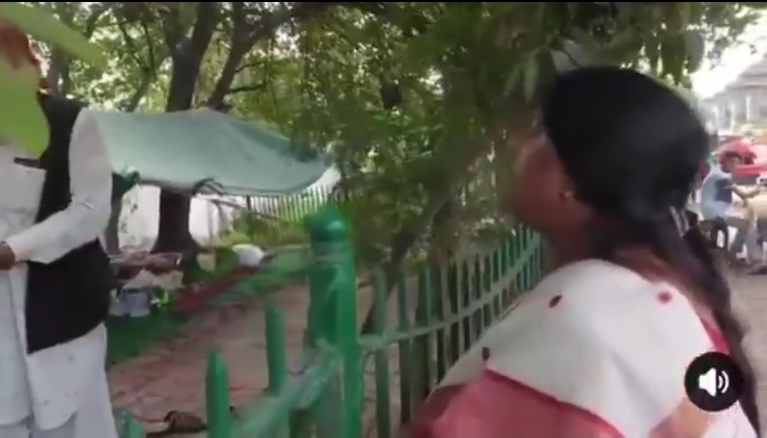 ocjain4's tweet image. ग़ाज़ियाबाद की मेयर सुनीता दयाल FULL ON FIRE 🔥

सड़क किनारे ग्रीन बेल्ट में बनी अवैध मज़ार देख भड़की गाजियाबाद की मेयर 

मेयर - तू यहाँ चद्दर चढ़ाएगा ,मज़ार बनाएगा ?
मुल्ला - मुझे जूते मार लो 
मेयर - ड्रामा मत कर, तू यहाँ आया क्यों है ?
मेयर (पास खड़े आदमी से) - तुम यहाँ कैसे ?…