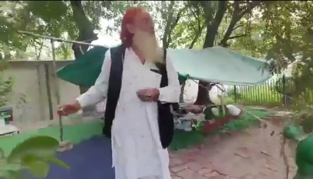 ocjain4's tweet image. ग़ाज़ियाबाद की मेयर सुनीता दयाल FULL ON FIRE 🔥

सड़क किनारे ग्रीन बेल्ट में बनी अवैध मज़ार देख भड़की गाजियाबाद की मेयर 

मेयर - तू यहाँ चद्दर चढ़ाएगा ,मज़ार बनाएगा ?
मुल्ला - मुझे जूते मार लो 
मेयर - ड्रामा मत कर, तू यहाँ आया क्यों है ?
मेयर (पास खड़े आदमी से) - तुम यहाँ कैसे ?…