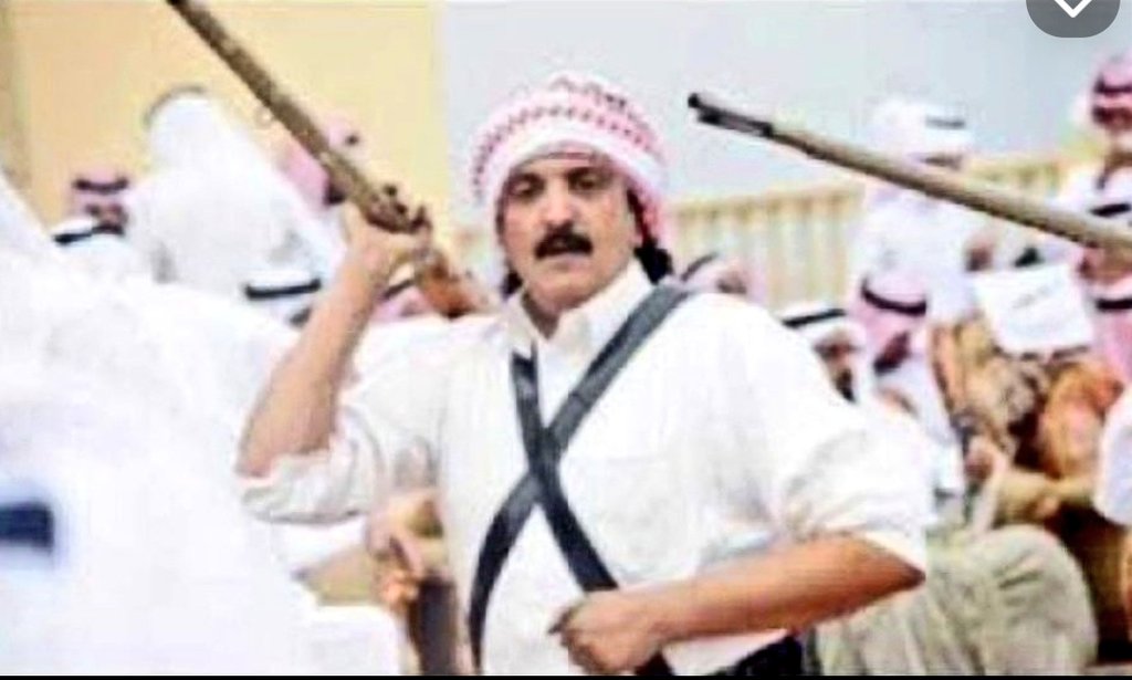 وقعت عيني على الصورة وأنا أبحث عن شيء آخر، ولم يمكن أن أتجاوزها دون أن أذكره وتذكرونه معي بالدعوة له بالرحمة والغفران ووالدينا أجمعين ... 

صاحب "تكفى ترى تكفى تهز الرجاجيل" 
الشاعر النبيل #محمد_الدحيمي 
-رحمه الله