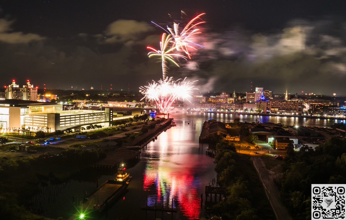 brianemfinger's tweet image. Savannah, GA fireworks tonight at the riverfront/downtown. Weather was perfect with just a few gusts. TD3 sits about 165 miles SE. I’ll head north tomorrow to Charleston/Myrtle Beach where soon to be named Tropical Storm Chantal will likely make landfall Sunday AM. #td3…