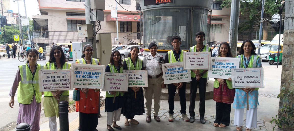 ಅಶೋಕ ನಗರ ಸಂಚಾರ ಪೊಲೀಸ್ ಠಾಣಾ ವ್ಯಾಪ್ತಿಯ ಆಶೀರ್ವಾದಂ ಜಂಕ್ಷನ್ ಬಳಿ ಸೆಂಟ್ ಜೋಸೆಫ್ ಕಾಲೇಜಿನ ವಿದ್ಯಾರ್ಥಿಗಳೊಂದಿಗೆ ಪಿ.ಎಸ್.ಐ-5 ರವರು ಸಾರ್ವಜನಿಕರಿಗೆ ರಸ್ತೆ ಸುರಕ್ಷತೆ ಬಗ್ಗೆ ಅರಿವು ಮೂಡಿಸಿರುತ್ತಾರೆ.