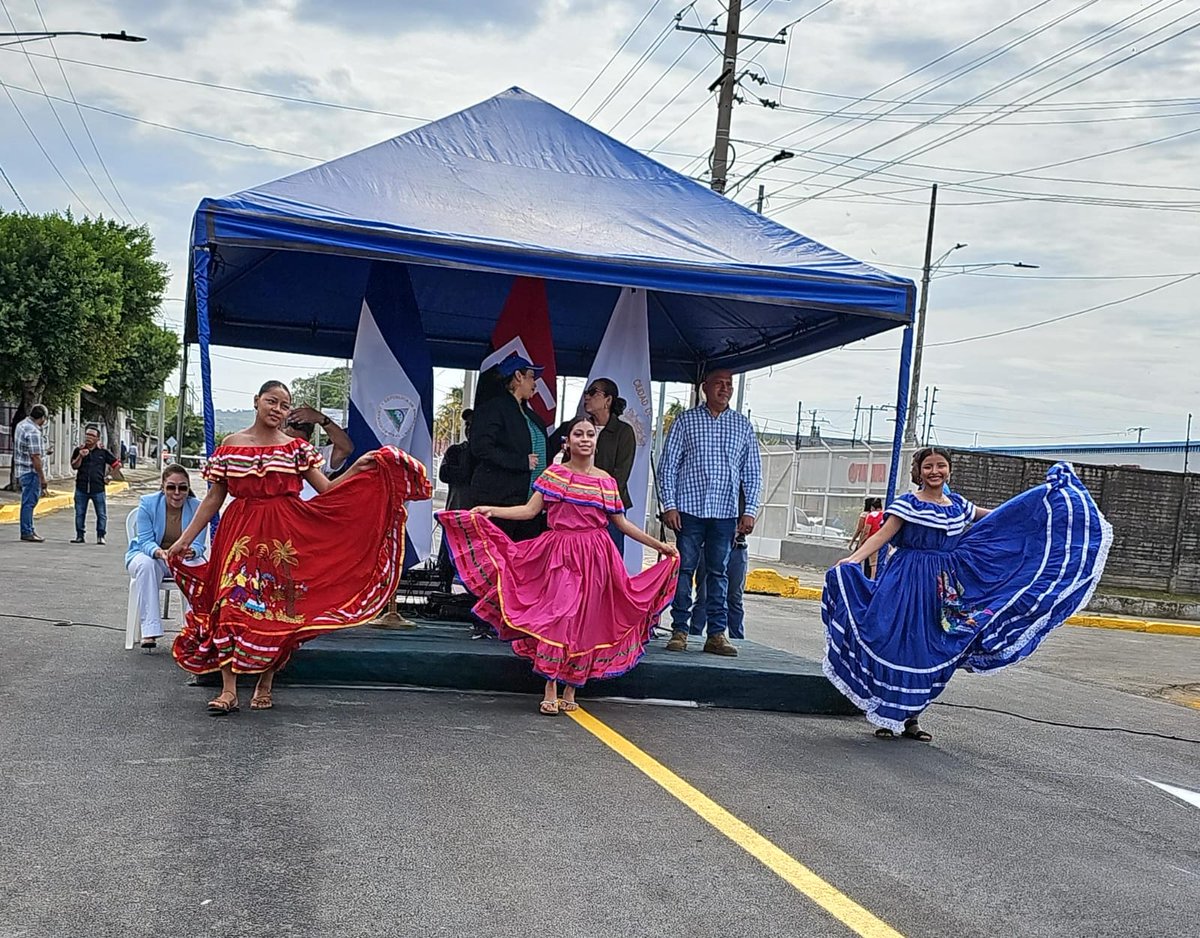 Autoridades edilicias de Managua,inauguran el 3er tramo de recarpeteo en calle El Triunfo,distrito 2 de Managua,dando seguimiento al emblemático programa Calles Para El Pueblo.
#UnidosEnVictorias