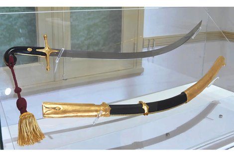 Milei quiso usar el 25 de mayo, el sable corvo de San Martín, reliquia  guardada en el Museo Histórico Nacional, el mismísimo sable que el Libertador cedió a Juan Manuel de Rosas por su defensa de la soberanía.

Despidieron a Di Meglio, el director del Museo que no lo permitió!