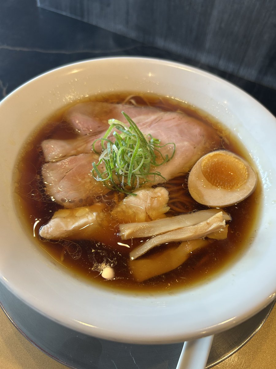 OWKpadawan's tweet photo. 焼津市��日出次」丸鶏そば醤油1050円
　内容をライトにし、自分のペースでポストを再開します。これが1番好きなジャンル。鶏の旨みで心が整います。ご馳走さまでした。＃日出次 https://t.co/WQwNvAS2QE