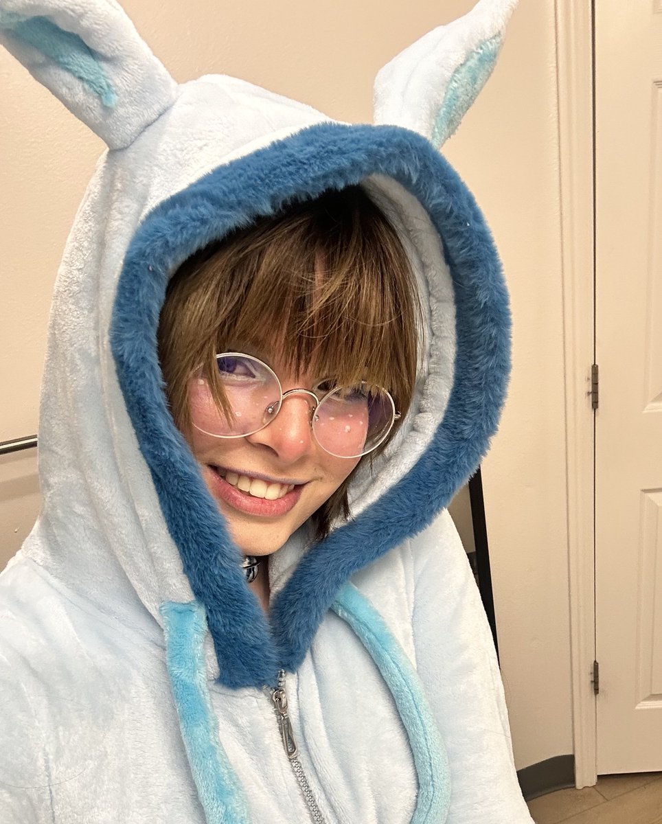 birdmoder's tweet image. I was talking to some friends about different makeup looks and remembered this one I did with my Glaceon cosplay
