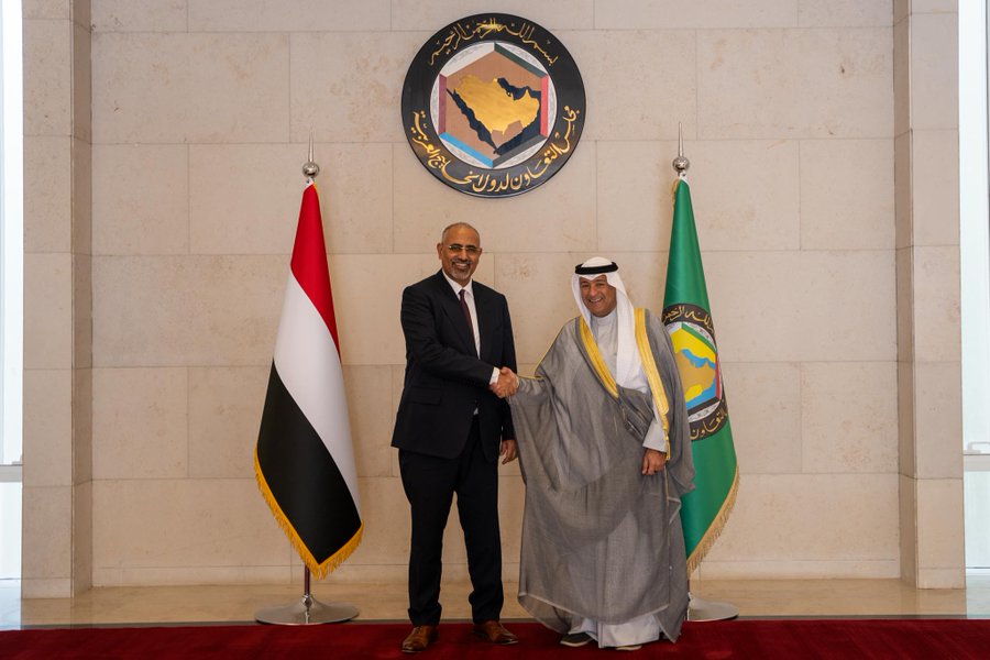 اليمن باقي و #الجمهورية_اليمنية لا ولن تُهزم بالمشاريع الصغيرة ولا تتجزأ بأوهام الانفصال...
الـــ #عبد_الخارق كــ بلاده الراعي الرسمي لدعاة التشطير قص علم (اليمن) من الصورة جاعلاً منه (أُضحوكة) ليس له مشروع سوى الإرتزاق 
والمُتاجرة بمعاناة شعب مغلوب!
#شر_البلية_ما_يُضحك